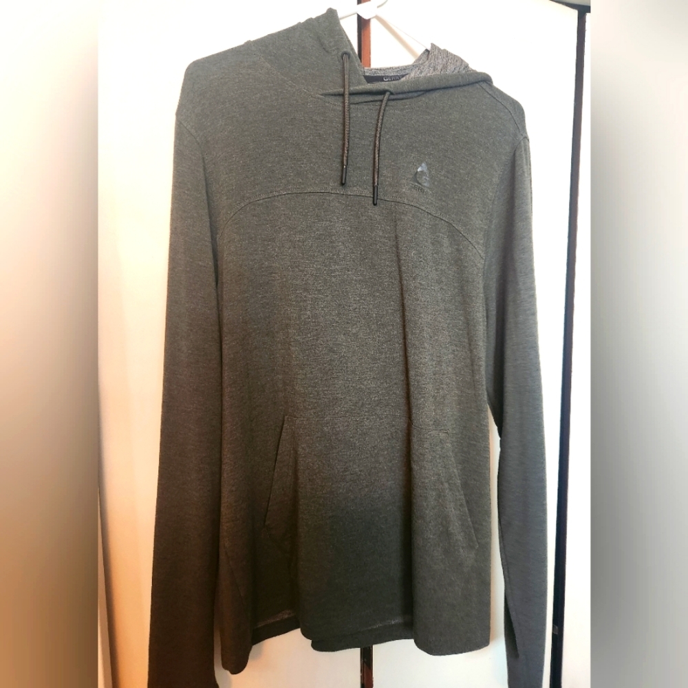Casual Gray Pullover Hoodie with Long Sleeves and Soft Material